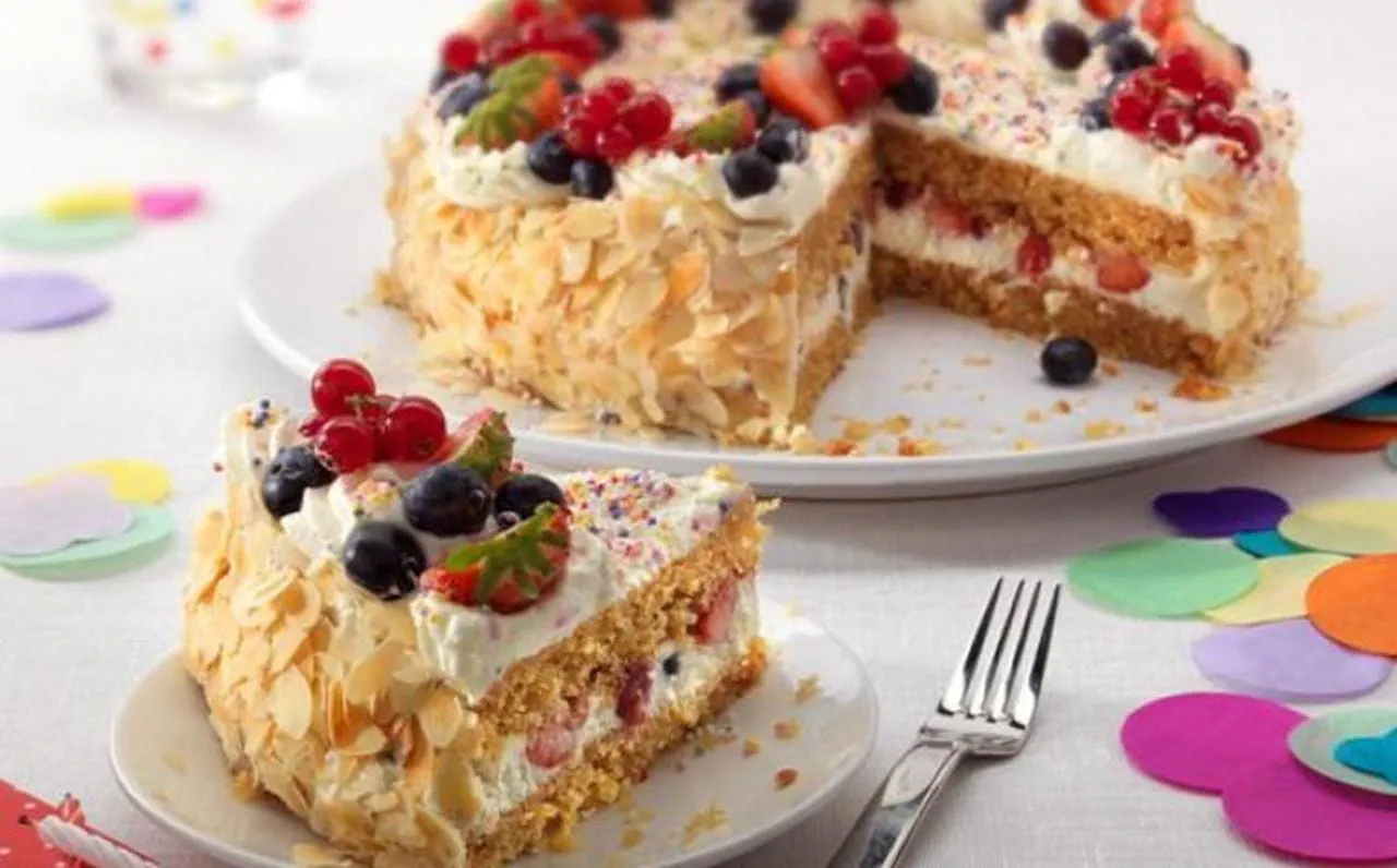 recipe image Birthday Cake with Cream and Fresh Fruit