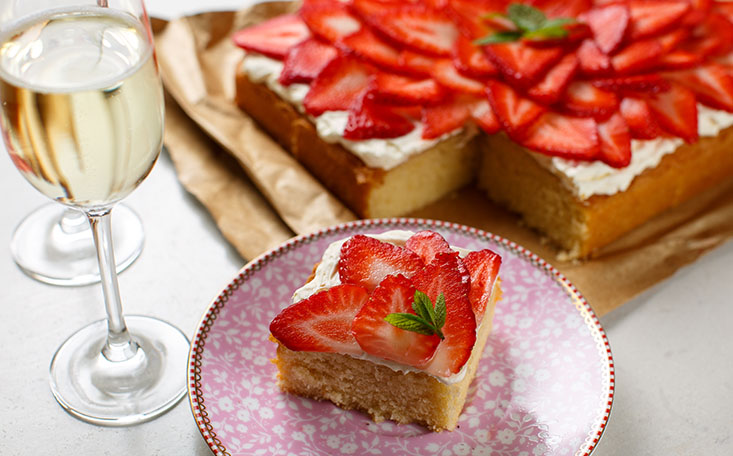 recipe image Strawberry Prosecco Traybake