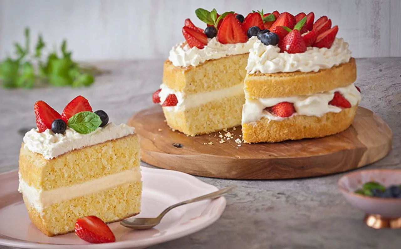 recipe image White Chocolate Cake with Strawberries