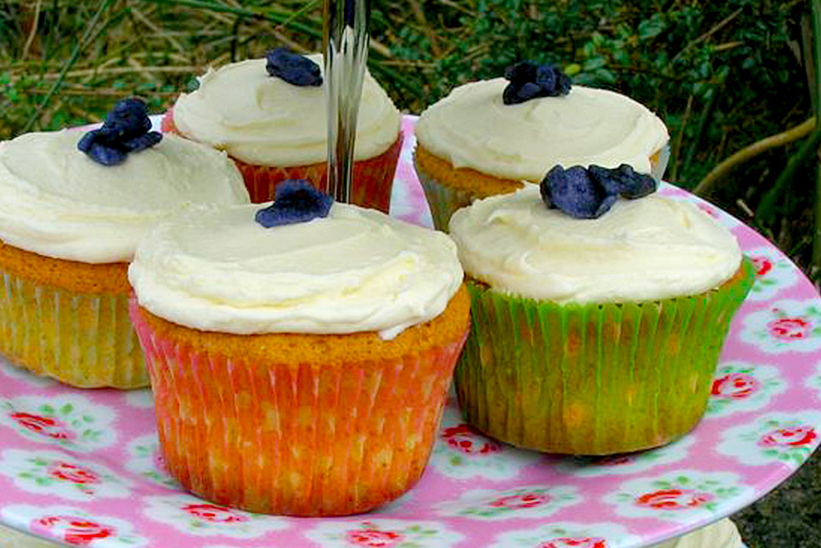 recipe image Violet and Rose White Chocolate Fairy Cakes