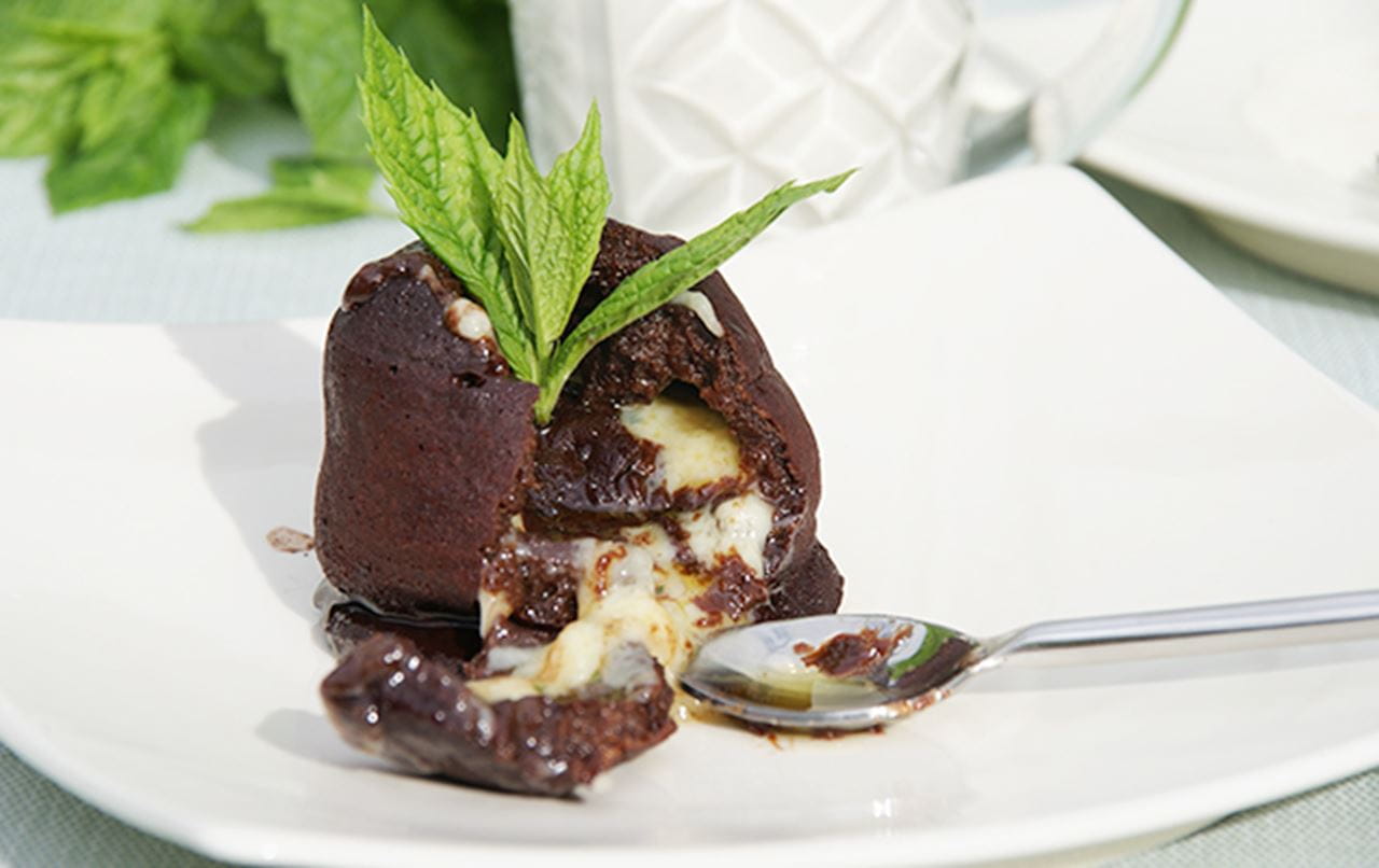 recipe image Dark and White Mint Chocolate Saucy Puds