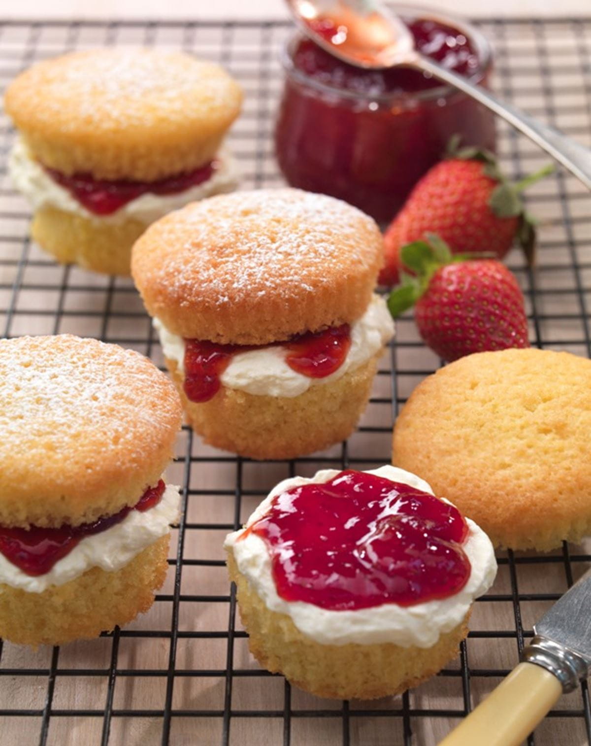 recipe image Mini Golden Victoria Sponges